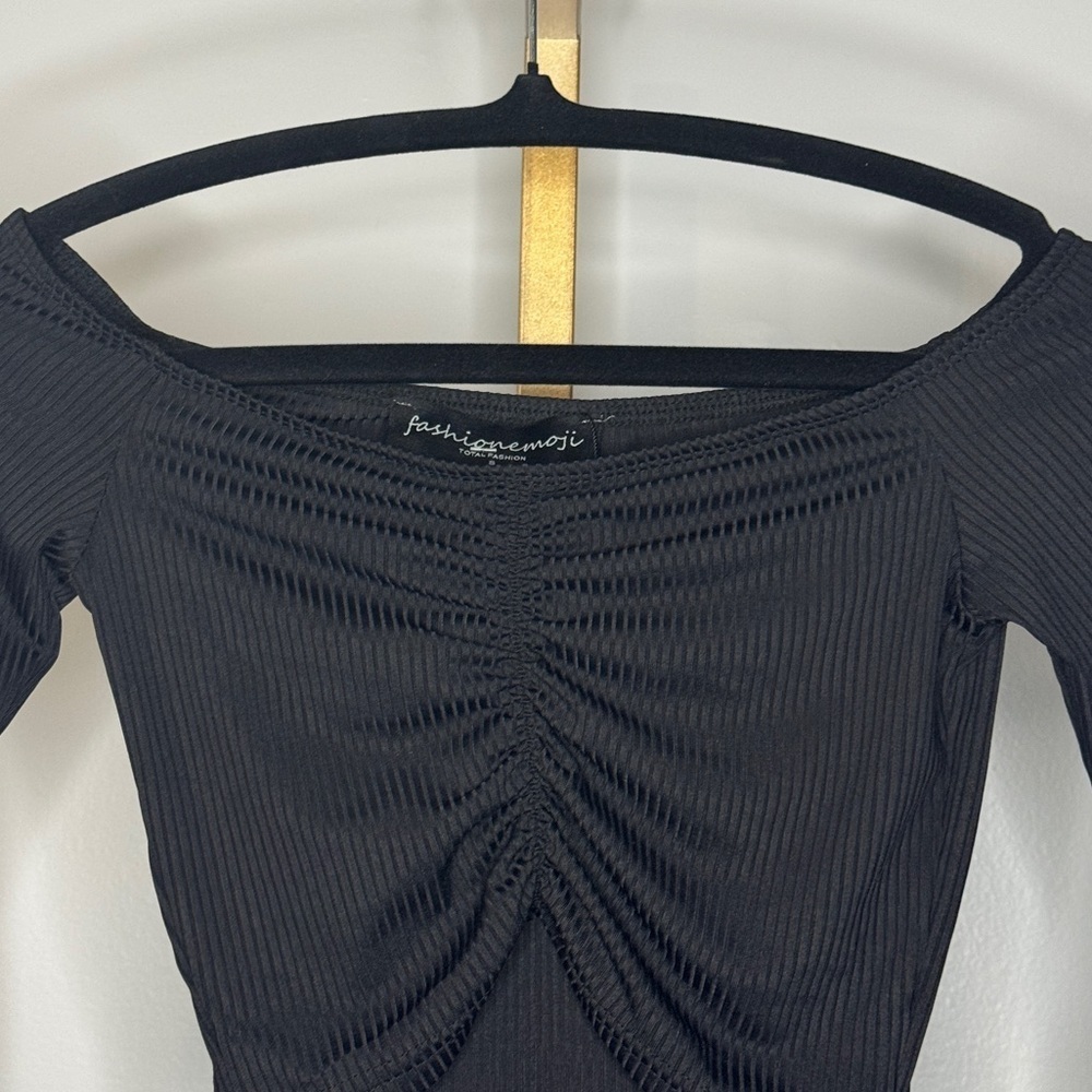 Black Ruched Off-Shoulder Crop Top - Picture 2 of 4